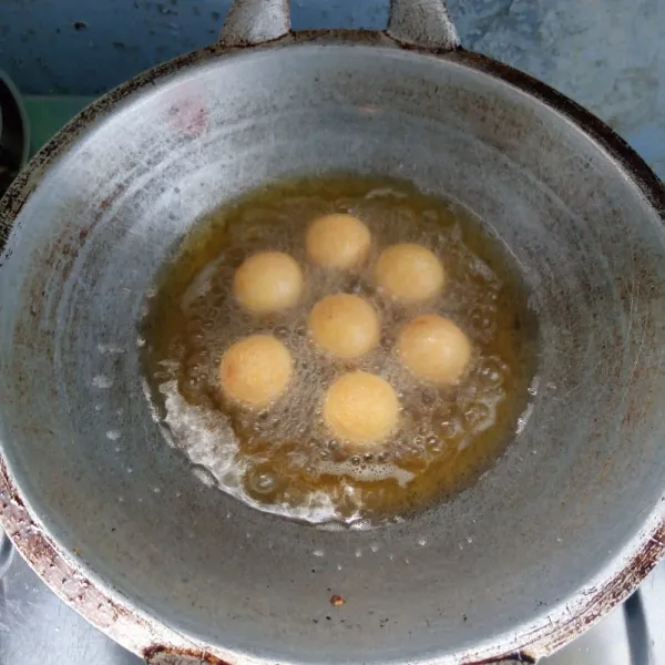 Siapkan minyak. Masukkan tahu pada saat minyak masih dingin. Masak dengan api kecil.  Sambil sesekali diaduk biar matang merata. Angkat, tiriskan dan sajikan. Bisa ditambahkan saus atau bumbu bubuk sesuai selera.