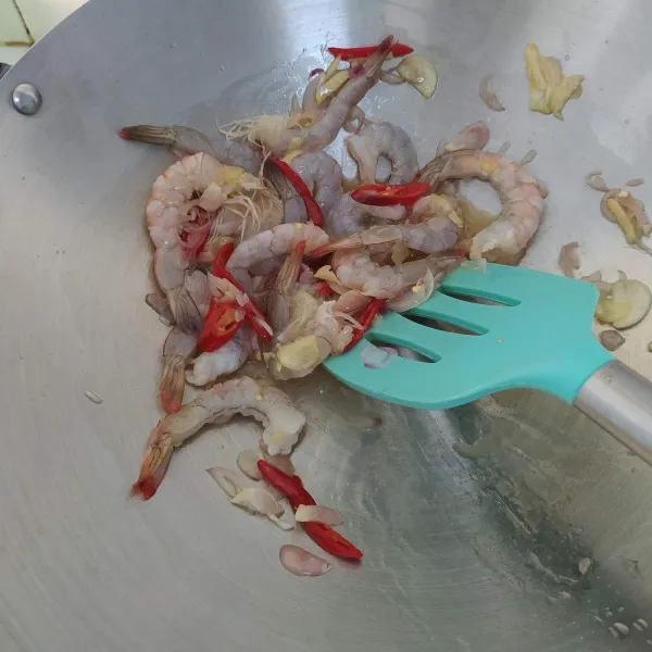 Masukkan udang, tumis hingga berubah warna.