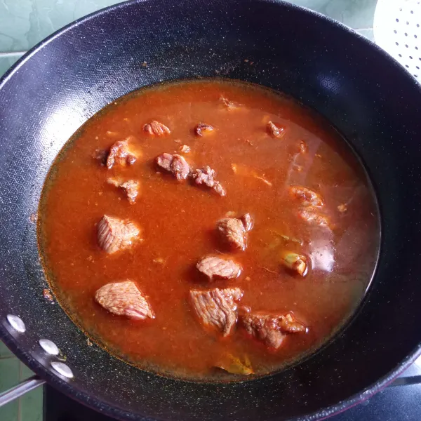 Tuang 500 ml air. Beri garam dan gula. Masak menggunakan api sedang sampai air habis.