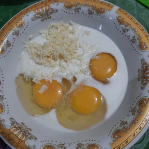 Masukan telur, susu, keju cheddar, dan bahan bumbu ke dalam mangkuk.