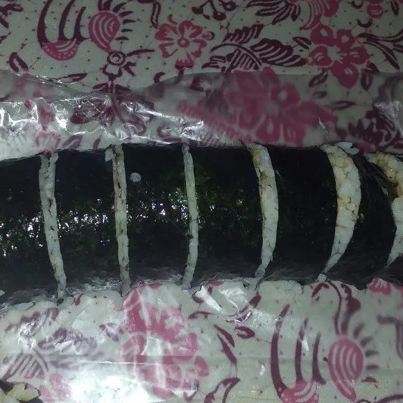 Gulung kemudian iris rapi. Sajikan.