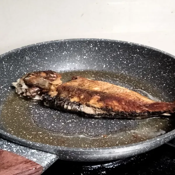 Panaskan minyak, Goreng hingga kecoklatan dikedua sisinya.
