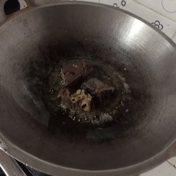 Cuci paru sampai bersih, lalu rebus dengan rempah sampai matang dan empuk, lalu goreng sebentar dan potong-potong.