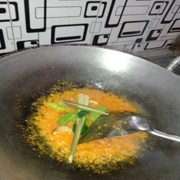 Masukkan sereh, laos, & daun jeruk. Tumis sampai bau harum.