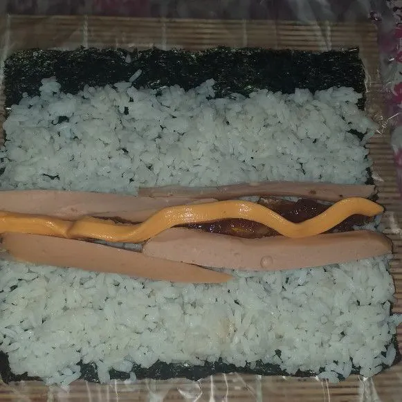 Tambahkan sosis dan mayonaise.