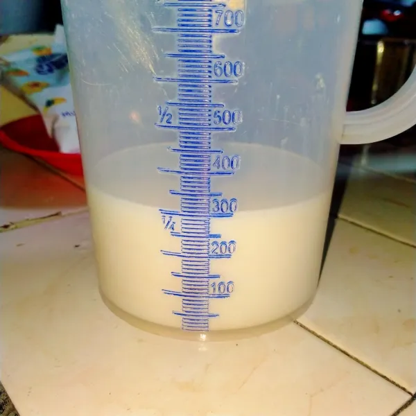 Larutkan fiber cream dalam air.