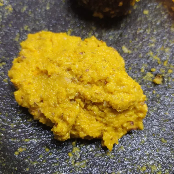 Haluskan bawang merah, bawang putih, kemiri, kunyit dan ketumbar.