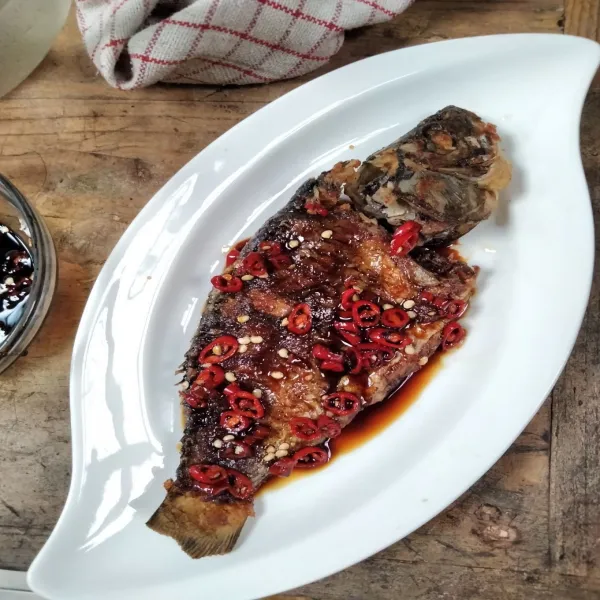 Siram ikan dengan saus kecap.