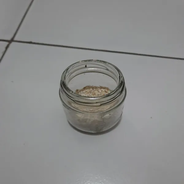 Siapkan jar, lalu isi dengan oat dan seduh dengan air panas sampai matang.