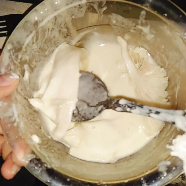 Celupkan jamur ke tepung basah satu persatu hingga merata.