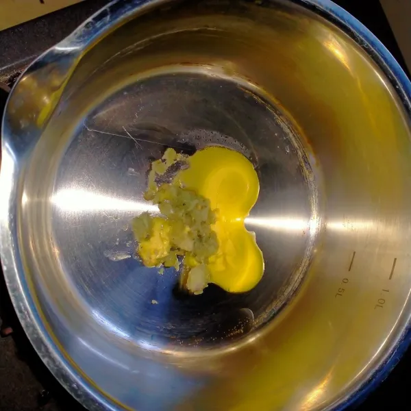 Lelehkan butter dan tumis bumbu nya hingga harum. Tambahkan telur, masak orak-arik. Masukkan air larutan fiber cream dan makaroni.