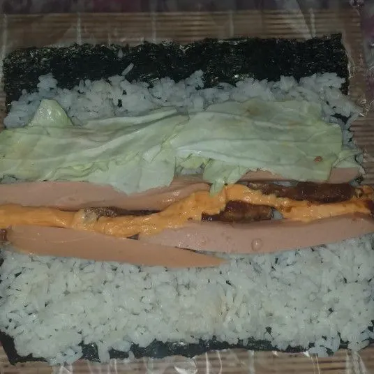 Robek acak kubis, letakkan dan beri sedikit sambal, sesuaikan tingkat kepedasan. Bila untuk anak bisa diskip saja.