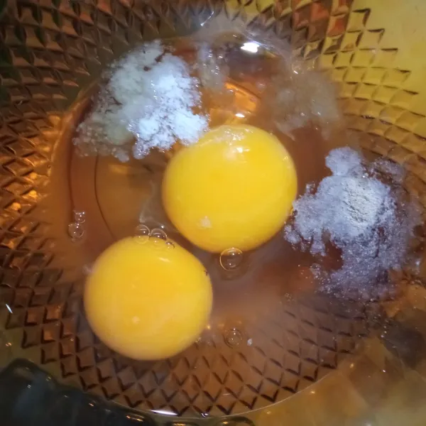 Kocok lepas telur bersama dengan garam, merica, dan kaldu bubuk hingga tercampur rata.
