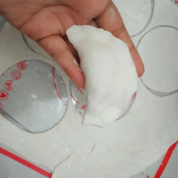 Lipat lalu kunci bagian sisi dengan cara ditekan-tekan dengan jari.