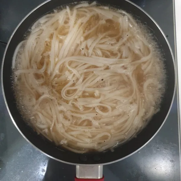 Saring  kuah sup kedalam panci kecil. Masukkan mie pad thai secukupnya. Rebus mie hingga lembut, angkat dan tiriskan.