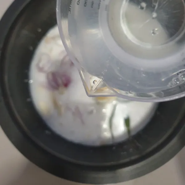 Tuangkan santan kental, minyak sayur, dan air.