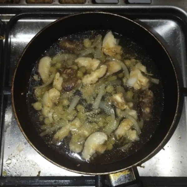 Buat saus tiram dengan tumis bawang bombay dan bawang putih hingga harum. Masukkan jamur sitake dan kacang polong, tumis sebentar. Kemudian tambahkan air.