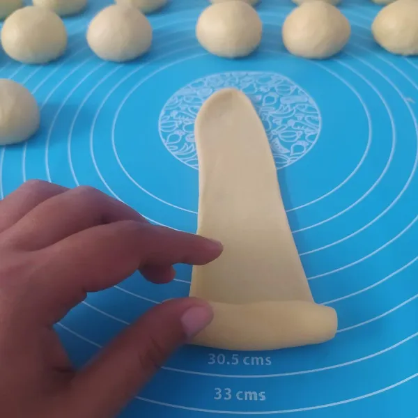 Bagi adonan menjadi beberapa bagian. Rounding (bulatkan) hingga halus kemudian gilas tipis. Bagian lipatan pertama harus lebih lebar dari lipatan terakhir (atau bentuk sesuai selera).