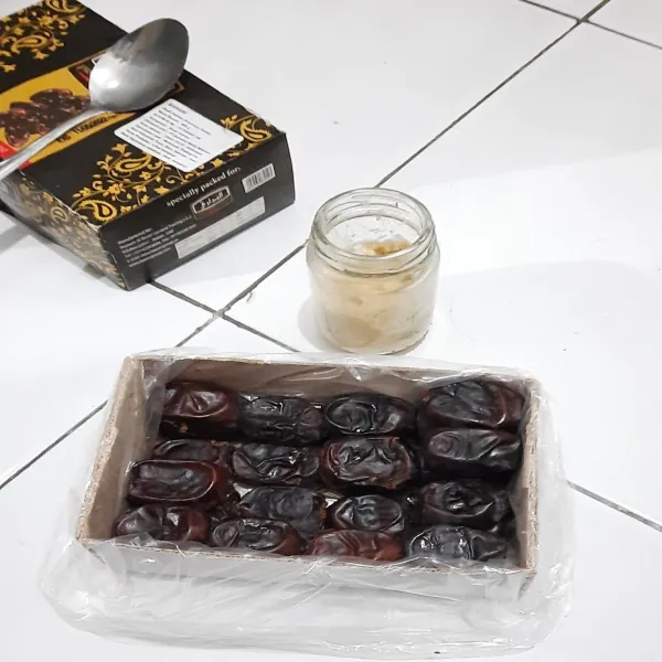 Tambahkan kurma sambil di tekan-tekan ya biar padat.