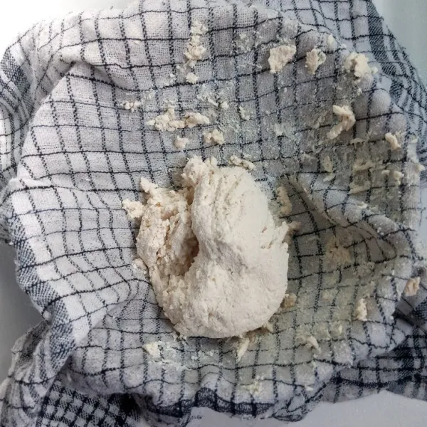 Kemudian peras menggunakan kain sampai airnya benar-benar hilang.