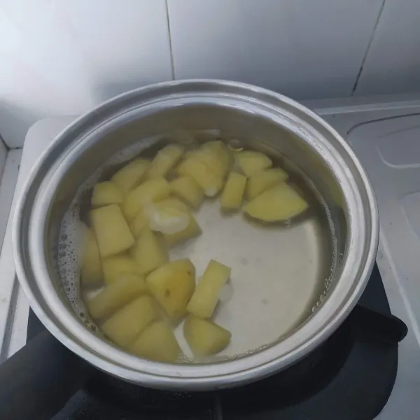 Kupas kulit kentang, cuci bersih, potong tipis kemudian rebus hingga empuk.