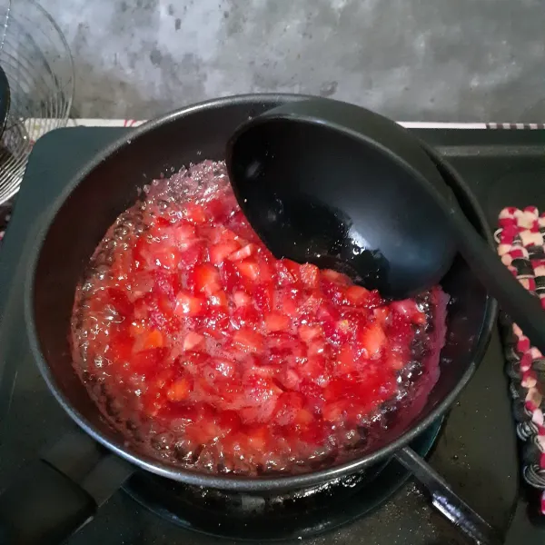 Tambahkan air dan sejumput garam. Aduk terus supaya tidak gosong.