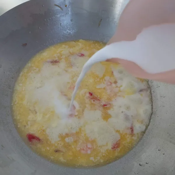 Setelah mendidih, tambahkan santan kental. Bumbui dengan garam, gula, merica, dan kaldu jamur. Koreksi rasa. Untuk resep ini sedikit lebih manis.