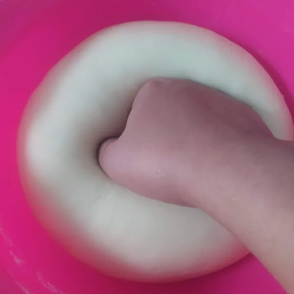 Diamkan adonan hingga mengembang dua kali lipat. Tutup dengan plastik warp atau bisa dengan lap bersih. Setelah mengembang, kempiskan adonan untuk mengeluarkan gas yang terperangkap dalam adonan.