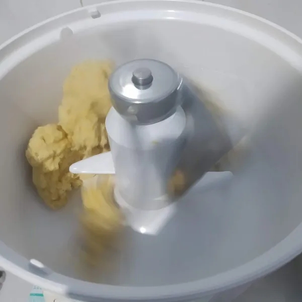 Masukkan tepung terigu, telur, ragi instan dan gula, aduk rata. Tuang susu cair sedikit demi sedikit sampai membentuk adonan. Uleni hingga setengah kalis. Tambahkan margarin dan garam, uleni hingga kalis elastis.