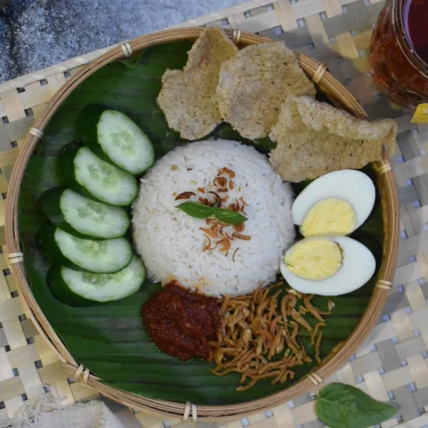 Sajikan nasi lemak beserta pelengkapnya.
