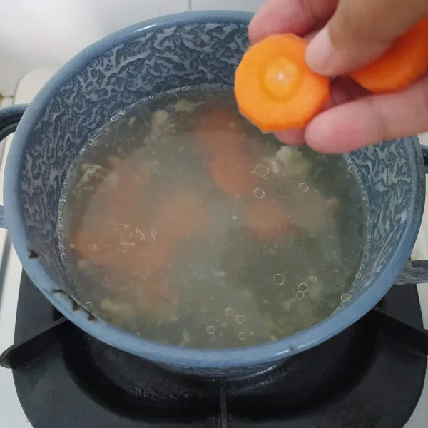 Rebus wortel menggunakan sisa air rebusan daging hingga empuk.