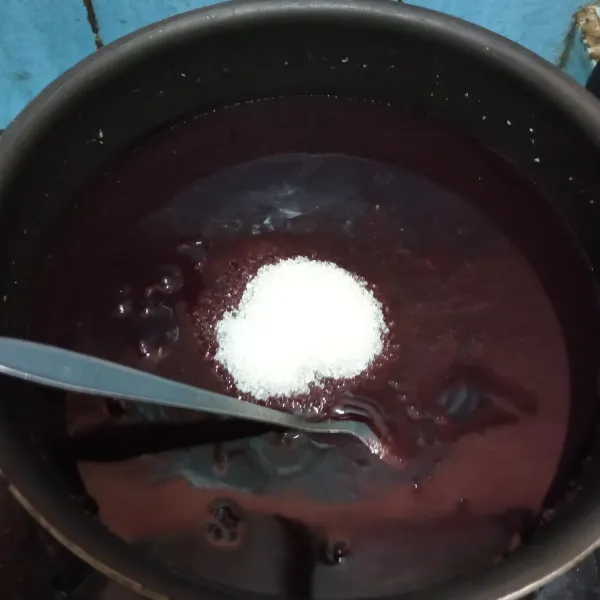 Kemudian tambahkan garam dan gula, didihkan kembali hingga air mnyusut dan matang.