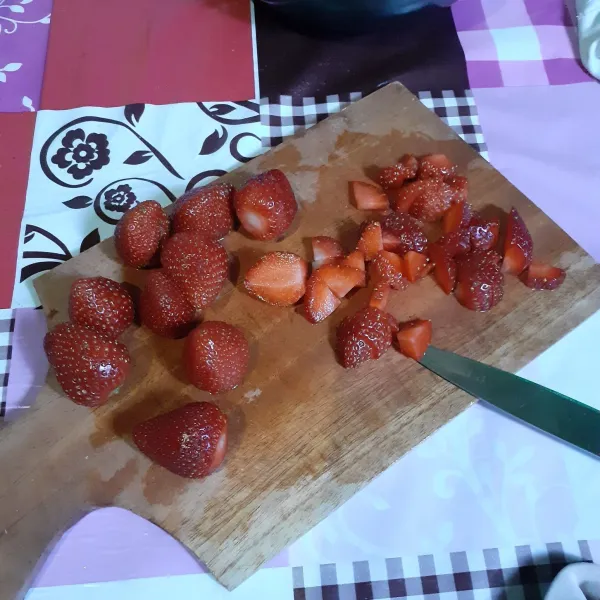Potong kecil-kecil strawberry.