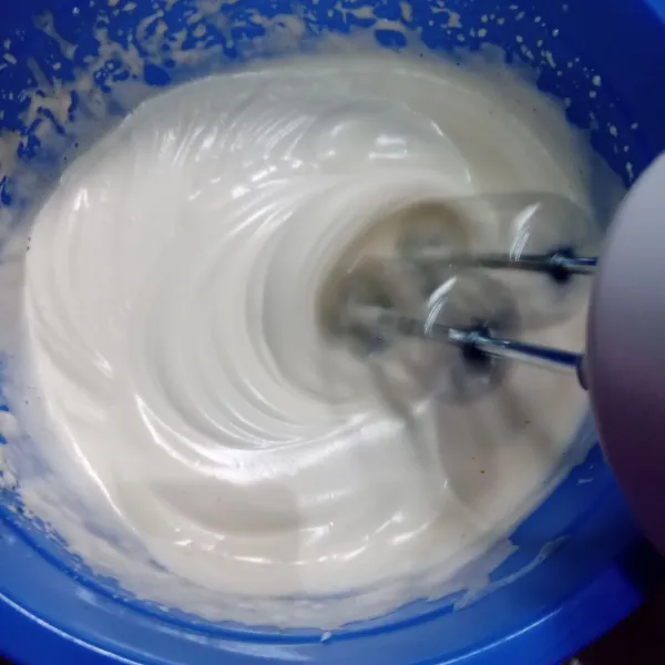 Mixer telur dan gula pasir sampai mengembang putih berjejak.