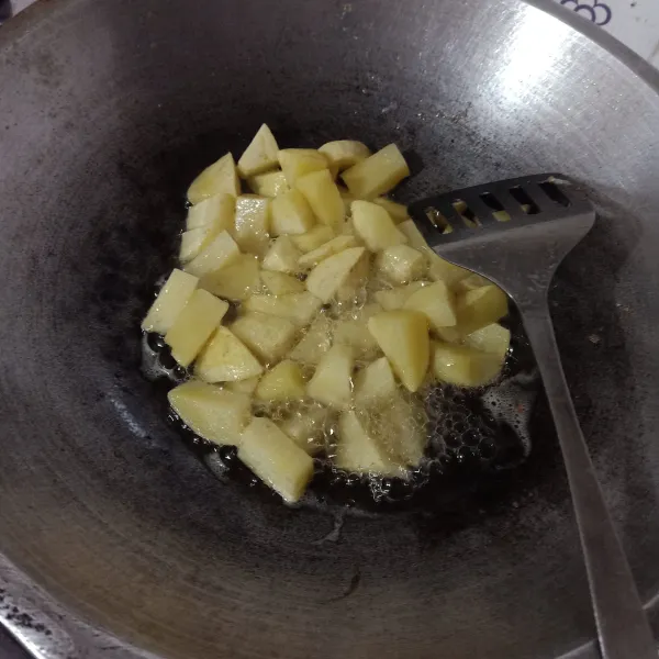 Potong-potong kentang lalu goreng sampai matang dan agak kering.
