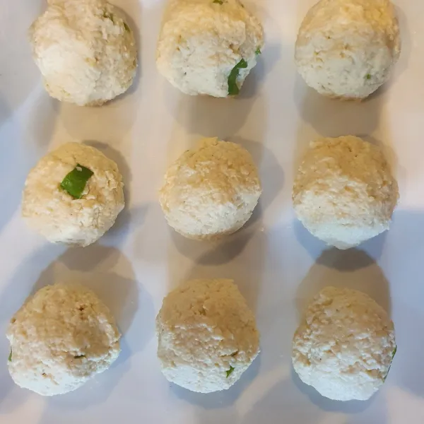 Ambil 1 sdm adonan tahu, dan bentuk bulat. Diamkan selama 1 jam.