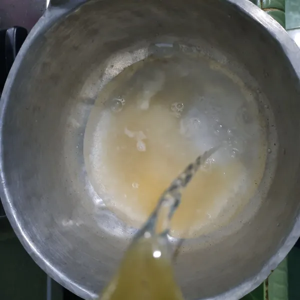 Siapkan jelly, gula, dan air dalam panci.