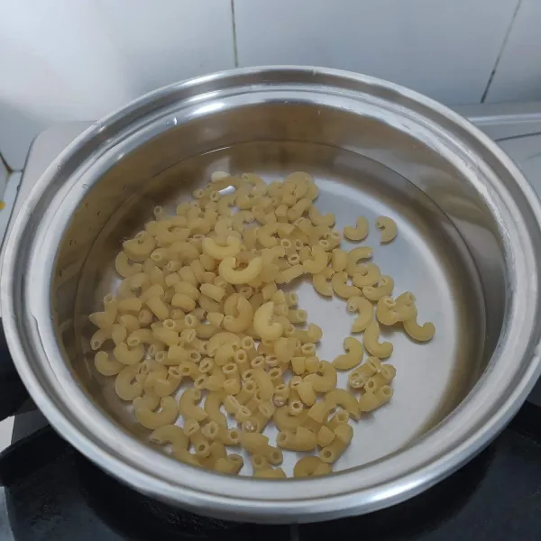 Rebus makaroni hingga empuk, sisihkan.
