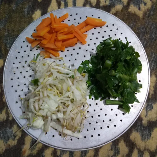 Rebus wortel, tauge, dan kangkung.
