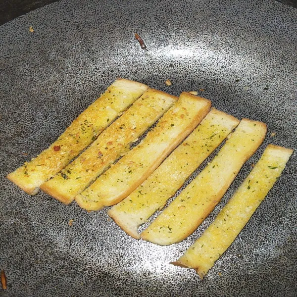 Angkat saat roti sudah garing dan agak kecoklatan.