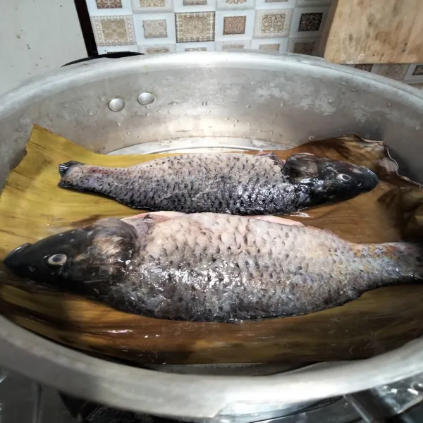 Bersihkan ikan, naluri garam dan lada bubuk di kedua sisinya.