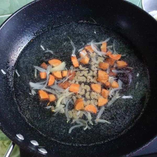 Masukkan wortel lalu makaroni kemudian tuang air, tunggu setengah matang.