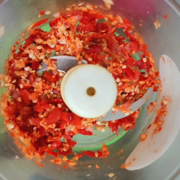 Haluskan kasar bawang putih, bawang merah, cabe kriting, dan cabe rawit.