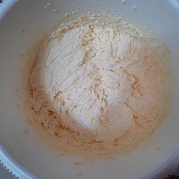 Siapkan mixing bowl. Mixer mentega dan gula hingga lembut dan warnanya pucat.