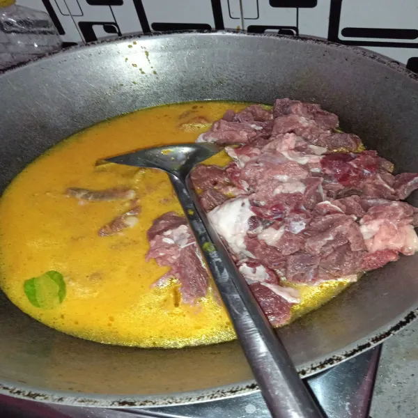 Lalu masukkan daging dan masak sampai empuk, jangan lupa tes rasa.