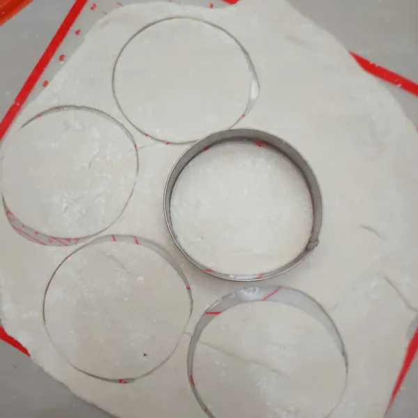 Ambil 1/4 adonan, pipihkan dengan rolling pin, bentuk bulat dengan cetakan. Jika tidak ada cetakan, ambil adonan kurleb 40 gr, bulatkan lalu pipihkan.