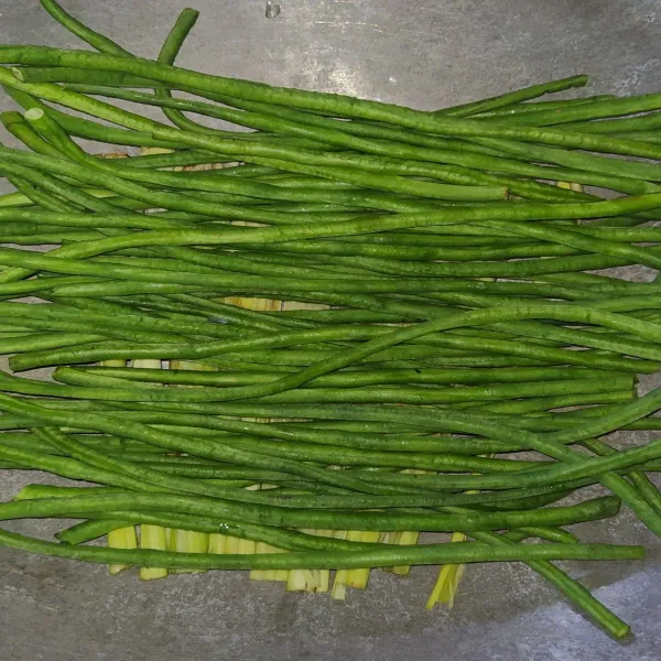Kemudian susun kacang panjang di atasnya
