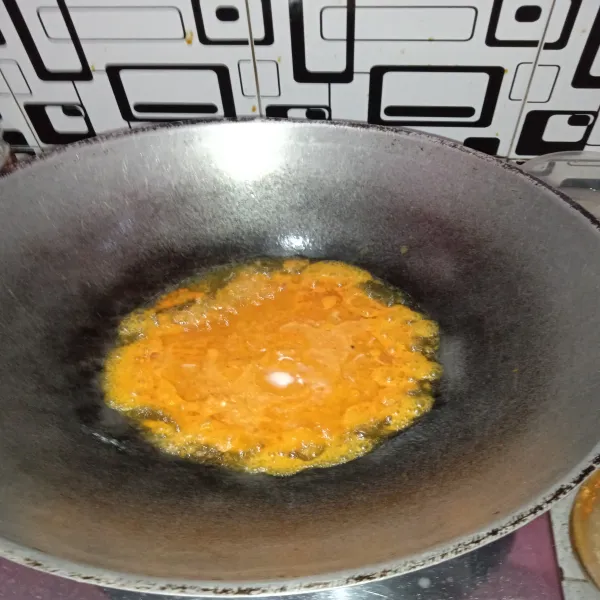 Masukkan bumbu halus.