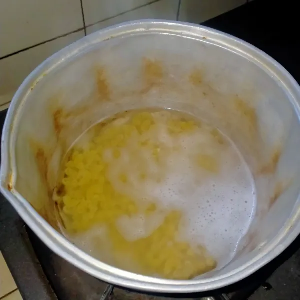 Rebus makaroni hingga air nya mendidih. Sembari menunggu air mendidih, haluskan bawang merah dan bawang putih.