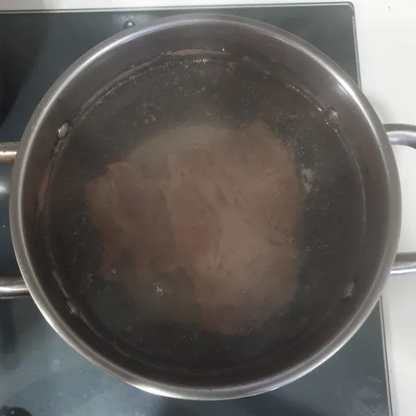 Didihkan 1 liter air, masukan daging dan rebus selama 10 menit. Setelah itu angkat dan buang air rebusannya.
